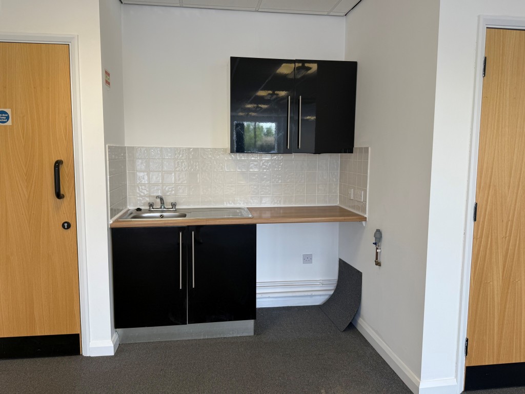 Lot: 51 - LEASEHOLD COMMERCIAL BUILDING WITH FOUR OFFICE SUITES - Kitchenette with space for utilities